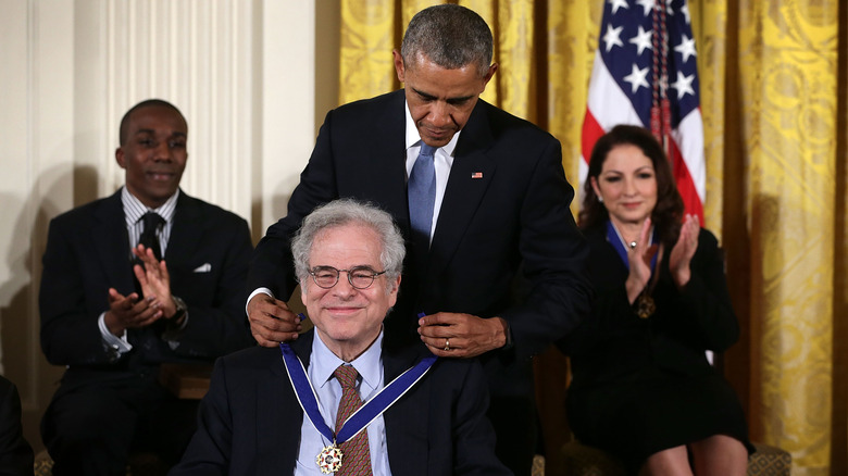 Itzhak Perlman and Barack Obama placing medal