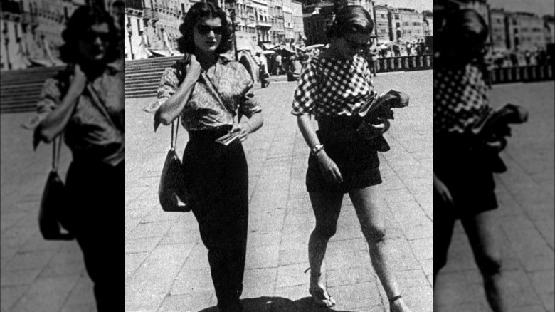 Jackie Kennedy and Lee Radziwill walking