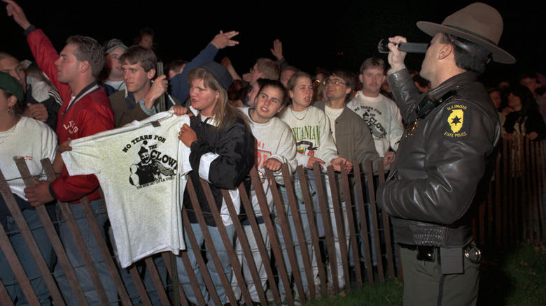 mob outside of Gacy's execution