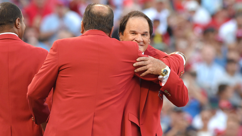 Johnny Bench and Pete Rose hugging