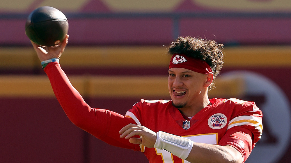 Mahomes hoists football