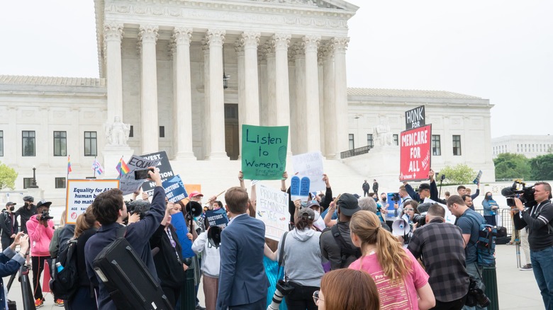 Roe protesters outside Supreme Court