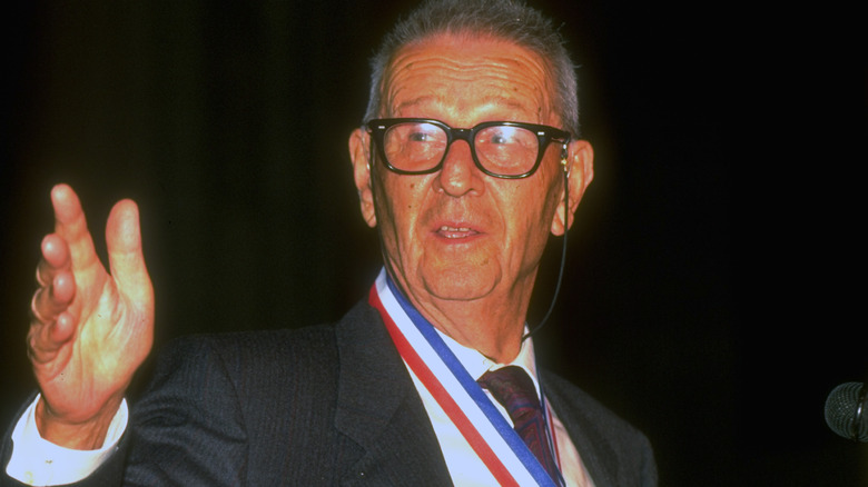 giorgio perlasca wearing a medal of remembrance