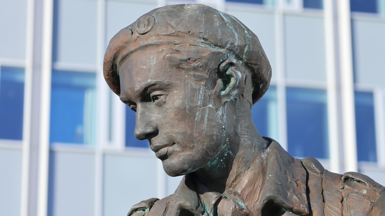 Joachim Ronneberg statue in uniform