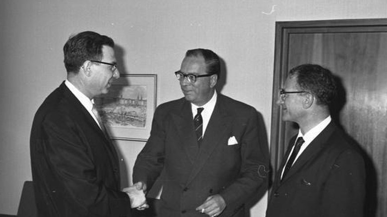 Georg Ferdinand Duckwitz in suit and glasses meeting with others