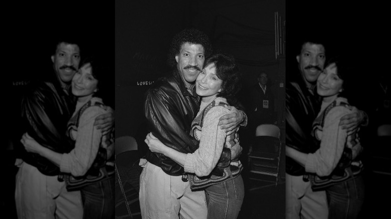 Lionel Richie embraces Loretta Lynn