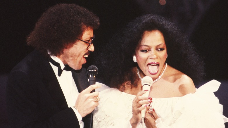 Lionel Richie and Diana Ross perform "Endless Love"