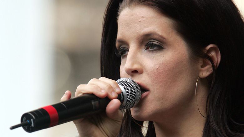 Lisa Marie Presley sings