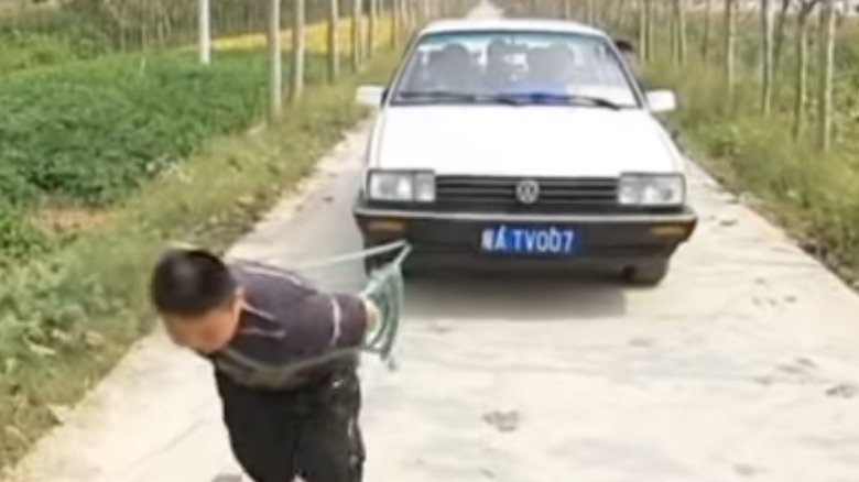 Yang Jinlong pulling car