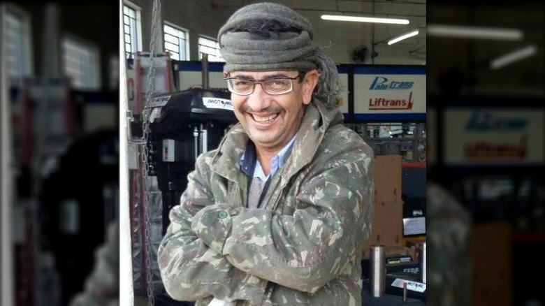 Jonas Lucas Alves Dias smiling in a mechanic shop