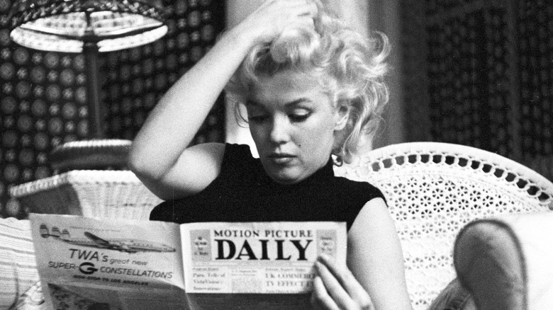 Marilyn Monroe reading newspaper