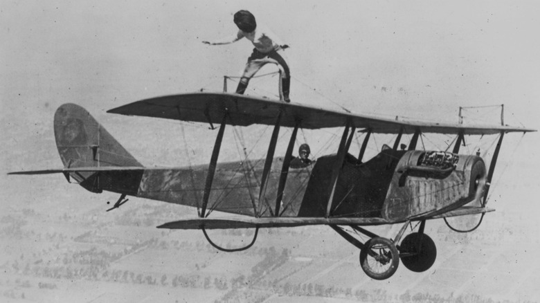 Gladys Roy wingwalking blindfolded