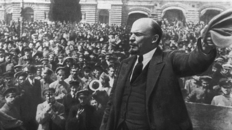 lenin waving to crowd