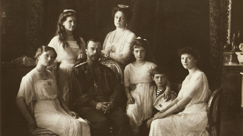 romanov family posing