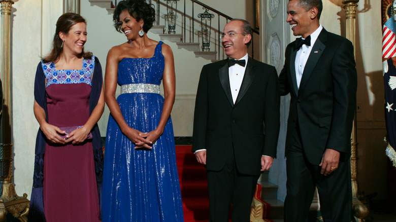 Obamas pose with Mexico's first family