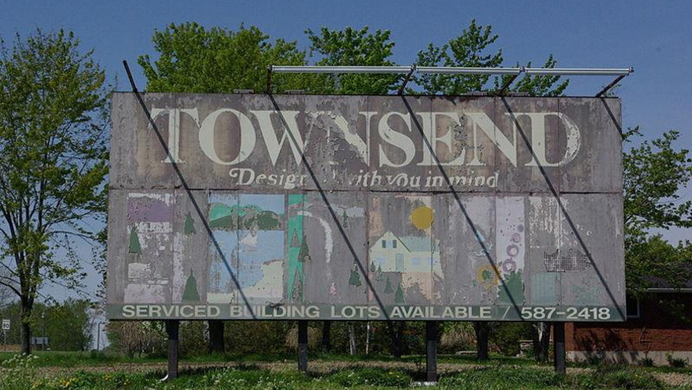 Crumbling sign welcoming you to Townsend, Ontario