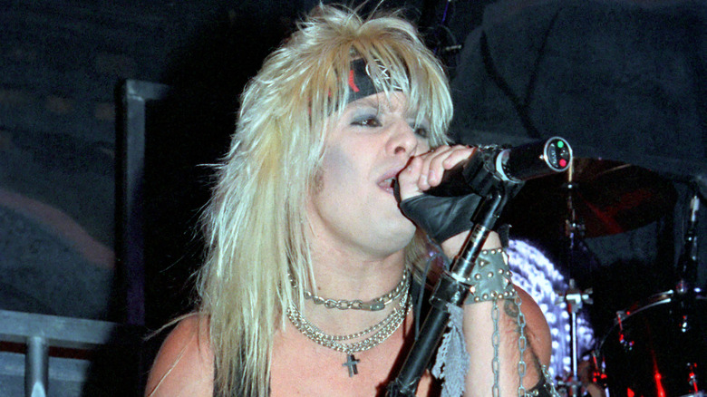 Vince Neil at mic