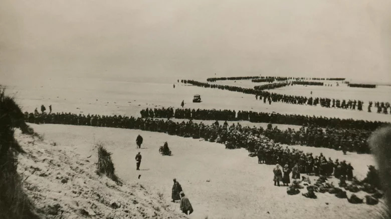 British troops await evacuation at Dunkirk