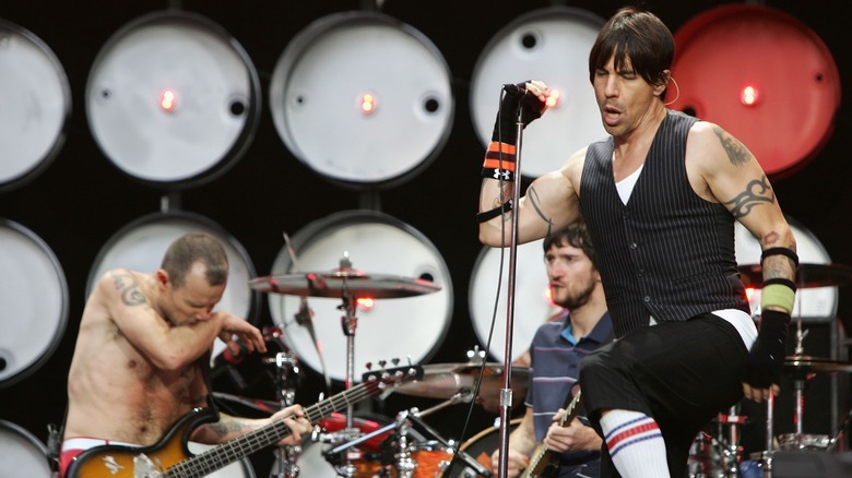 RHCP performing