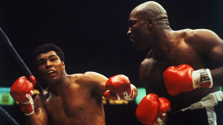 Earnie Shavers trapping Muhammad Ali in corner