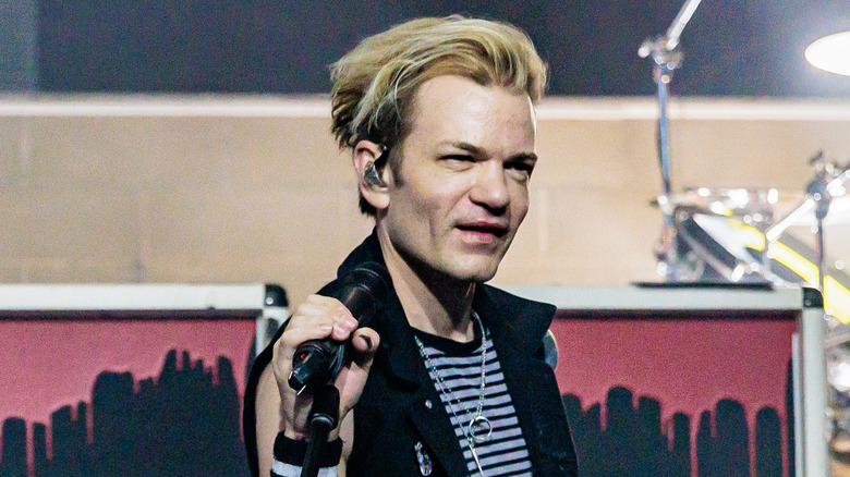 Deryck Whibley Sum 41 onstage