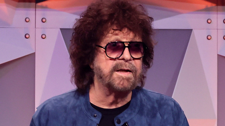 jeff lynne speaking at songwriters hall of fame induction ceremony