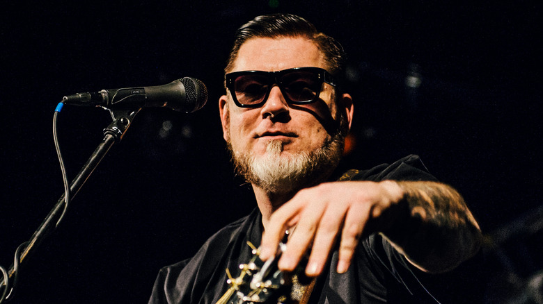 Everlast on stage wearing sunglasses