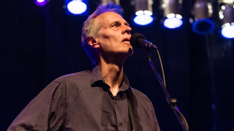 Tom Verlaine singing into a microphone