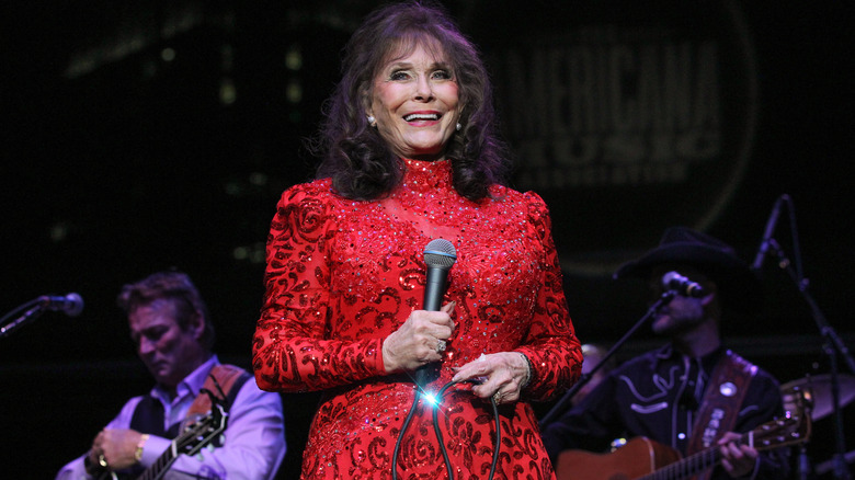 Loretta Lynn on stage in 2015