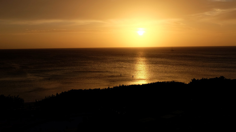 the ocean beach in Aruba at sunset