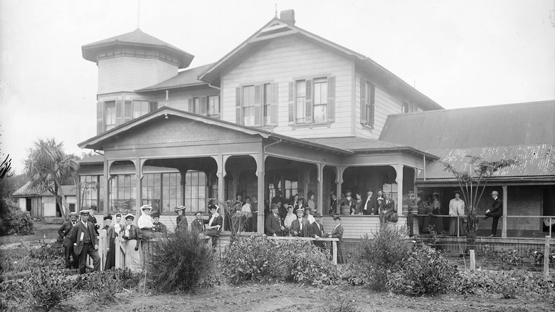 Los Angeles Chamber of Commerce group of people at the Volcano House near Kilauea Volcano, Hawaii, 1907