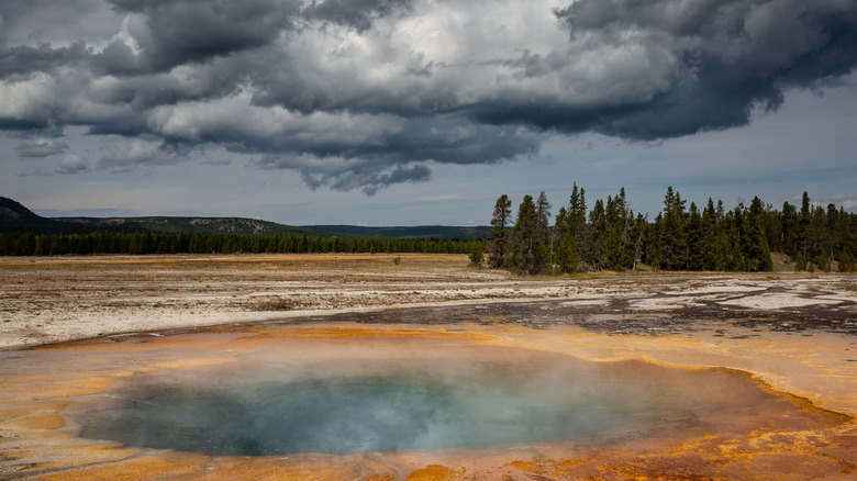 yellowstone hot spring clouds