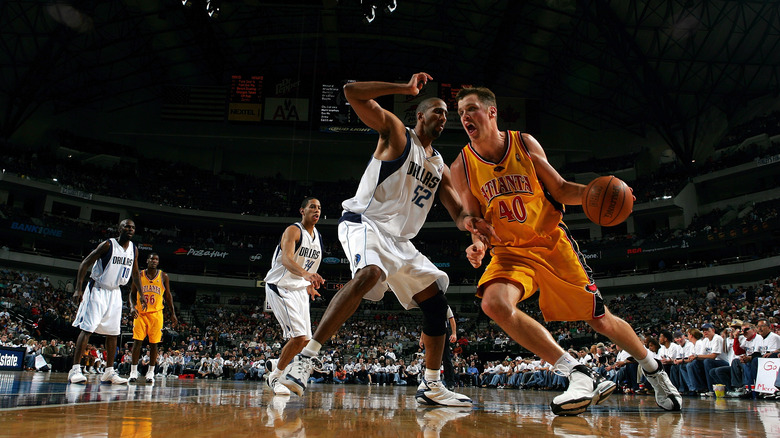 Jason Collier playing basketball