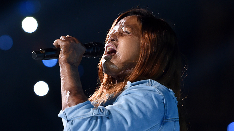 Kechi Okwuchi performing in 2019