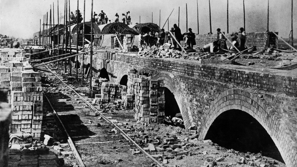 London sewer foundation construction, 1862