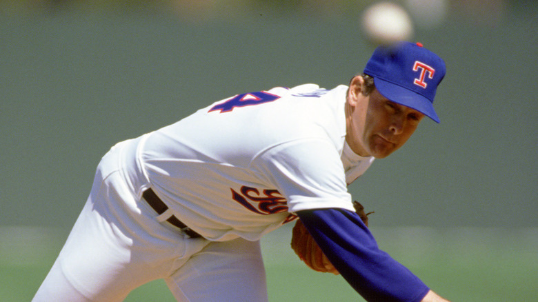 Nolan Ryan pitching