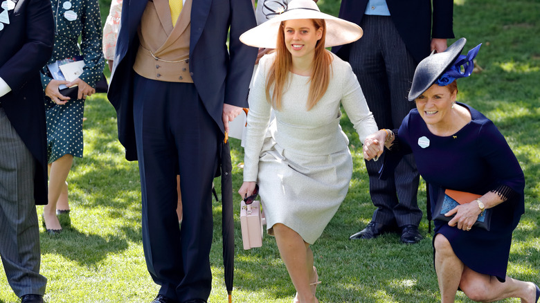 Princess Beatrice and Sara, Duchess of York, Curtsy