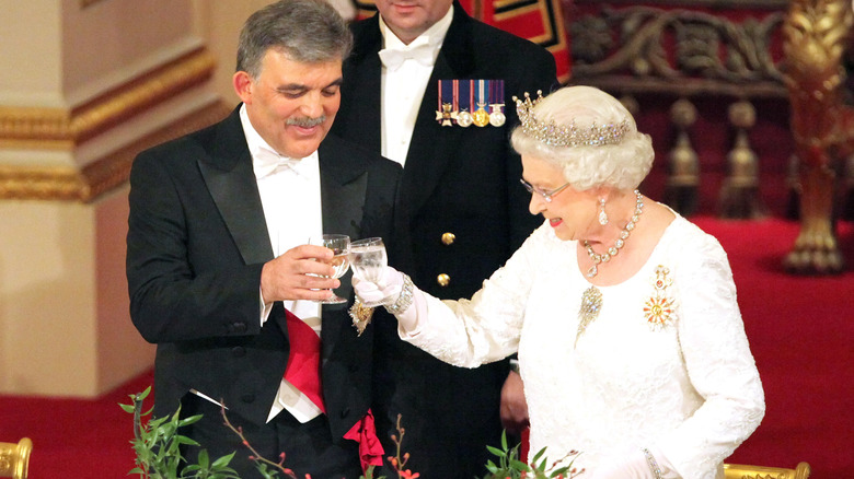 The Queen and Turkish President Abdullah Gul clinking glasses