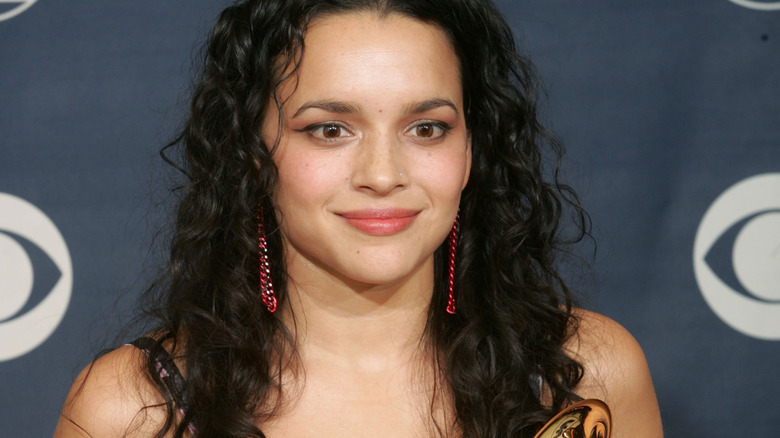 norah jones wincing after the 2005 grammy awards