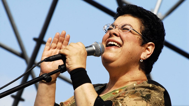 Phoebe Snow glasses short hair singing microphone