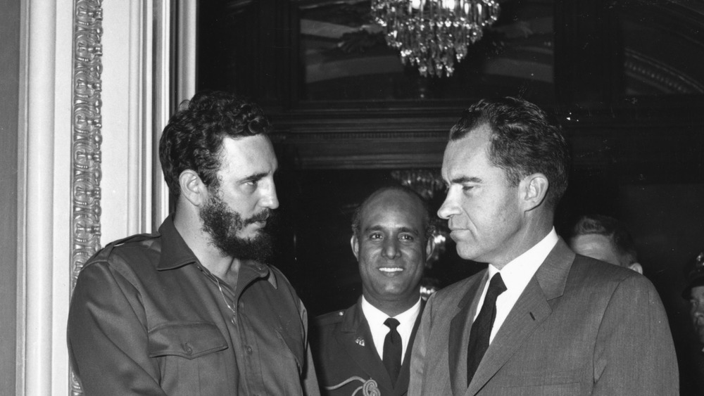 Cuban President Fidel Castro shaking hands with American vice-president Richard Nixon during a press reception in Washington.