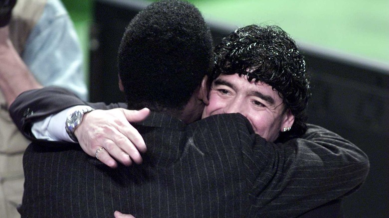 pele and diego maradona hugging