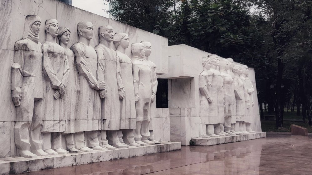 Status in Shenzhen Central Park in Memory of the Medical Staff During the SARS Outbreak