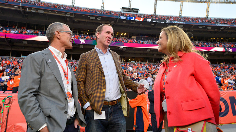 Peyton Manning talks with Walton-Penner group