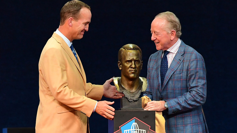 Peyton and Archie Manning with award