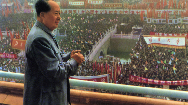 Mao Zedong on balcony in front of Red Guard crowd