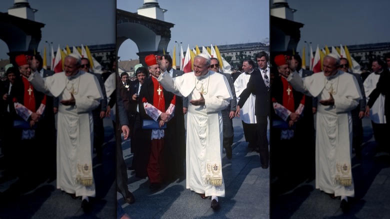 JPII arrives in Warsaw for mass, 1979