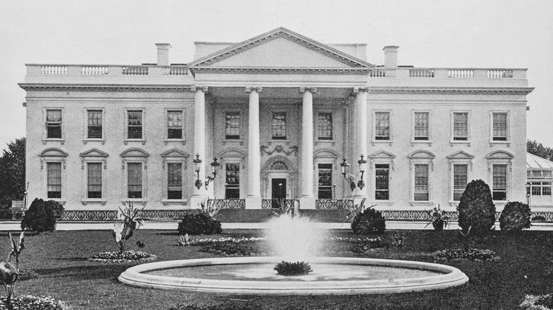 Black and white photo of the White House