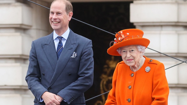 elizabeth standing with prince edward