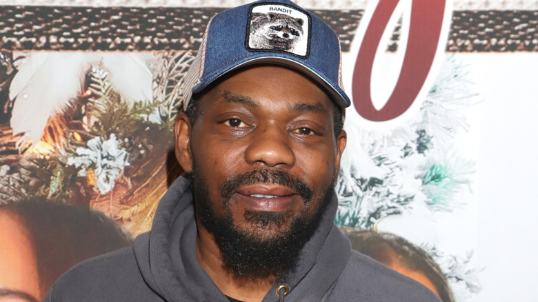 Beanie Sigel in cap and hooded sweatshirt